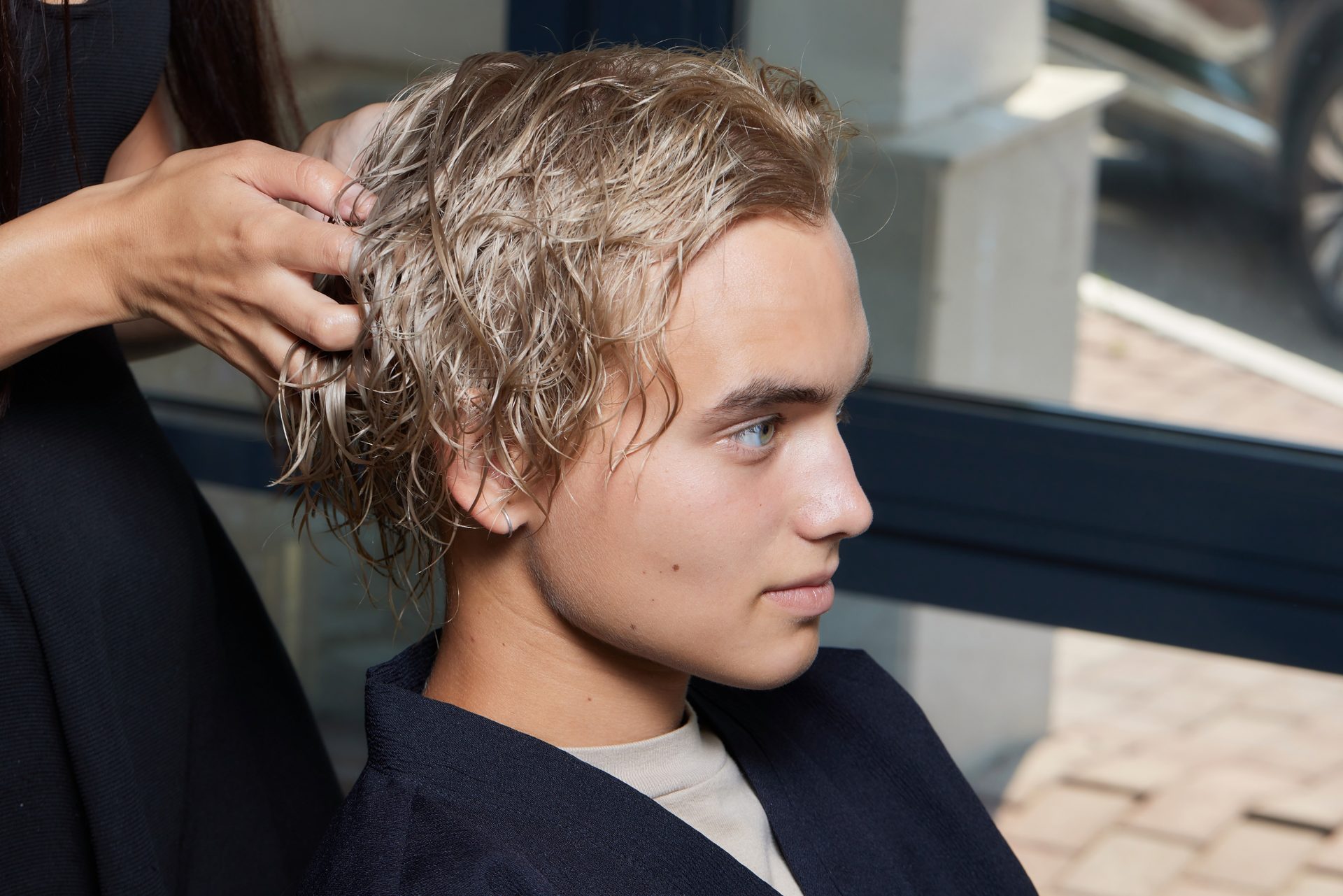 Coupe homme cheveux épais : comment contrôler le volume sans perdre la matière ?